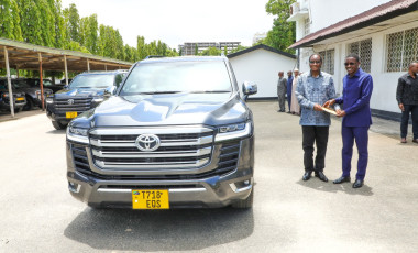 ​WAZIRI WA ULINZI NA JKT AMKABIDHI MKUU WA MAJESHI MSTAAFU MWAMUNYANGE NA MAJENERALI WASTAAFU MAGARI MAPYA